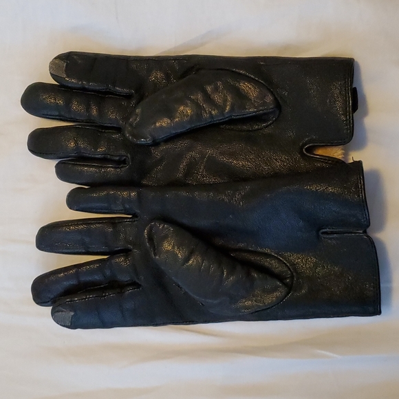 ✨Isotoner Black Tech Women's Gloves Size Medium✨ - Picture 2 of 3